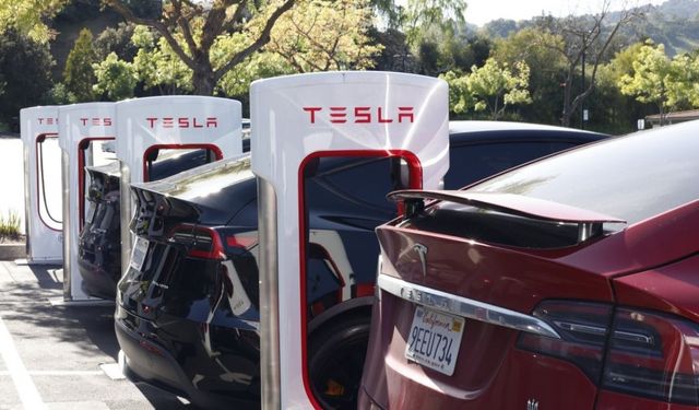 Tesla’da Büyük Düşüş: Kâr %71 Azaldı, Belirsizlik Tavan Yaptı!