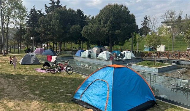 Deprem korkusuyla parklarda yaşamaya devam ediyorlar