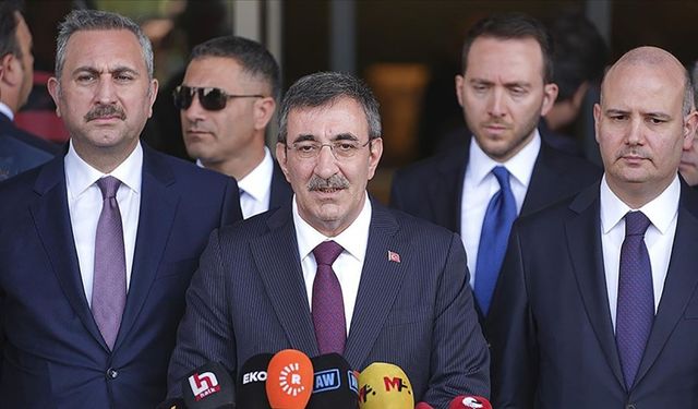 Cumhurbaşkanı Yardımcısı, Önder'in tedavi gördüğü hastaneyi ziyaret etti