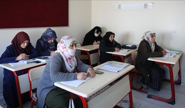 Okuma yazma kursları sayesinde yıllar sonra elleri kalem tuttu