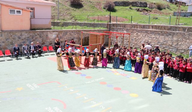 Sivas'ta Meslek Liseliler Köy Okuluna Neşe Getirdi