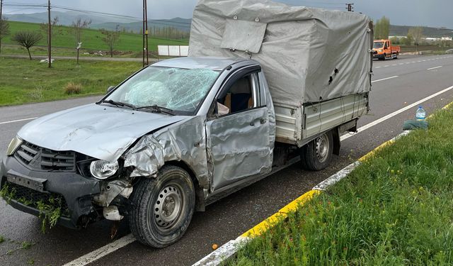 Sivas'ta Kamyonet Aydınlatma Direğine Çarptı, Sürücü Hastaneye Kaldırıldı
