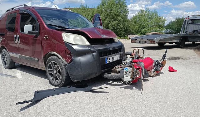 Sivas'ta otomobille motosiklet çarpıştı!