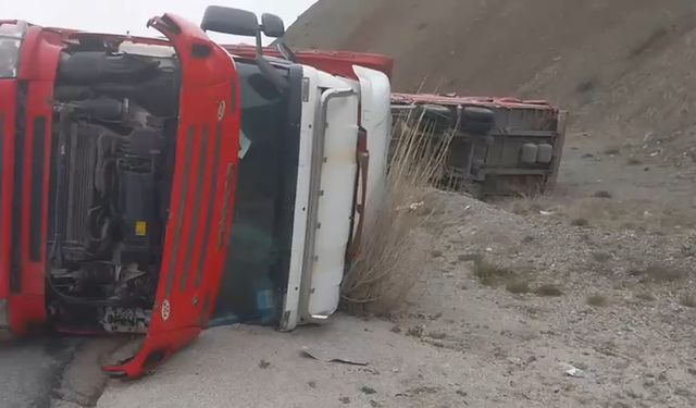 Sivas yolunda beyaz eşya yüklü TIR devrildi!