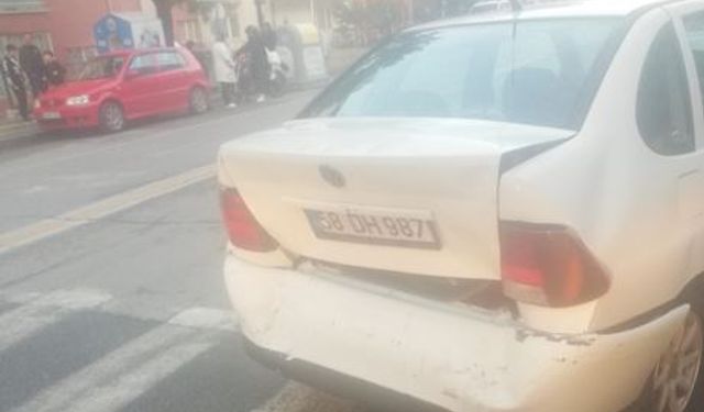 Mevlana Mahallesi'nde Kaza! 2 Kişi Yaralandı