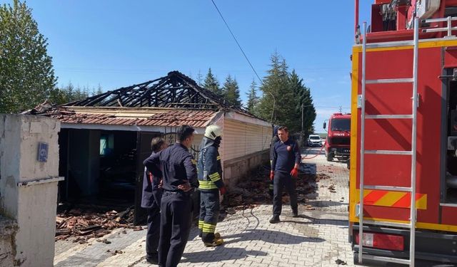 Garajın çatısında korkutan yangın