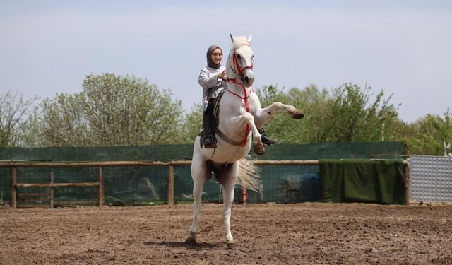 Tarihi dizilerde gördüler, biniciliğe merak saldılar