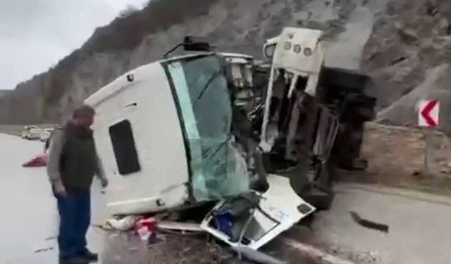 Sivas'ta kontrolden çıkan kamyon devrildi
