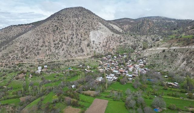 Sivas'ta heyelan riski nedeniyle taşınacak köyün yeni yeri tartışma konusu oldu