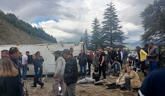 Yağış nedeniyle kayganlaşan yolda yolcu midibüsü kaza yaptı: 16 yaralı