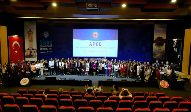 Sivas Cumhuriyet Üniversitesi’nde Öğrenci Başarıları Ödüllendirildi
