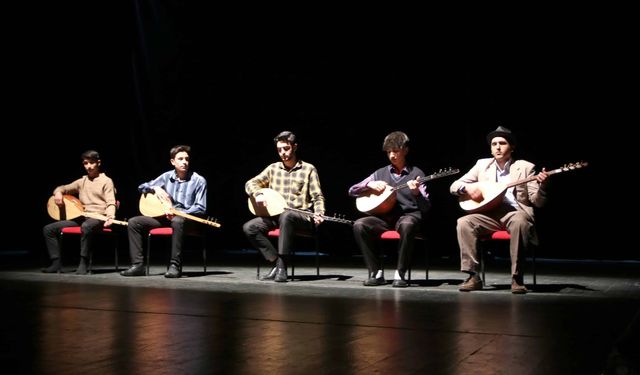 Sivas'ta lise öğrencileri Aşık Veysel'i andı