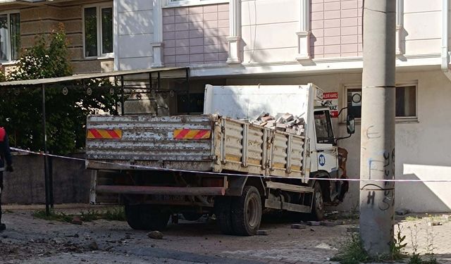 Sivas’ta Freni Boşalan Belediye Kamyonu Duvara Çaptı