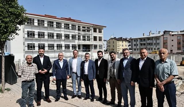 Sivas'ta protokolden okul inşaatında inceleme
