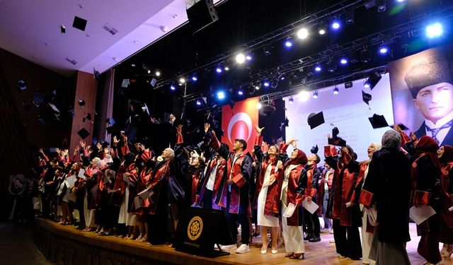 Sivas'ta Yeni Sağlıkçılar Diplomalarını Aldı