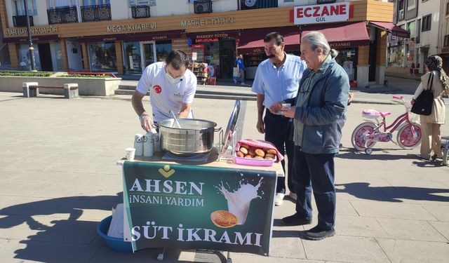 Çorba ikramı, ekmek dağıtımı derken, şimdi de süt-poğaça ikrâmı yaptılar