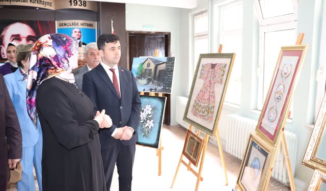 Suşehri Halk Eğitim Merkezi'nden yıl sonu sergisi