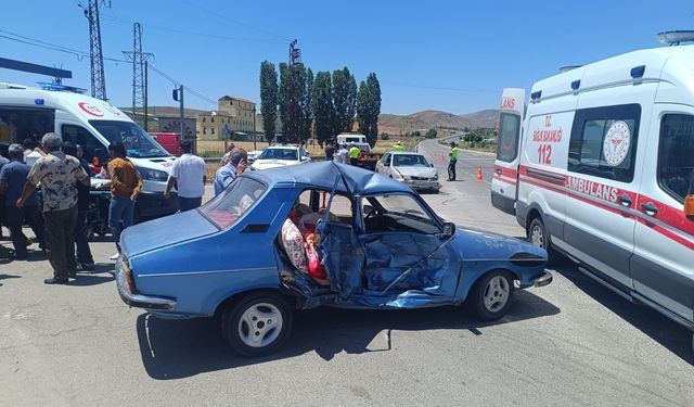 Sivas'ta iki otomobilin çarpıştığı kazada 4 kişi yaralandı