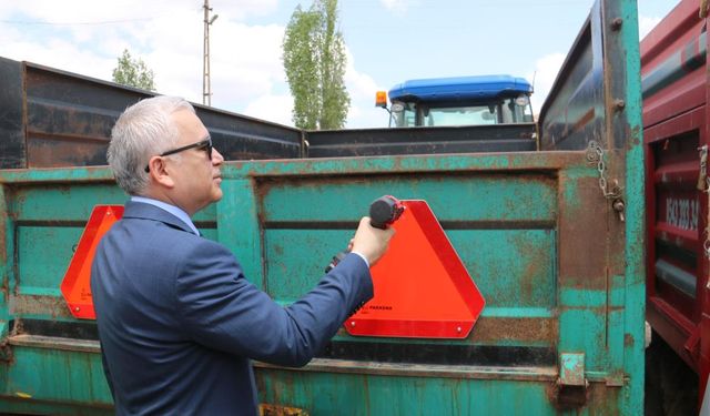 Sivas'ta artan kazaları önlemek için reflektör dağıtıldı