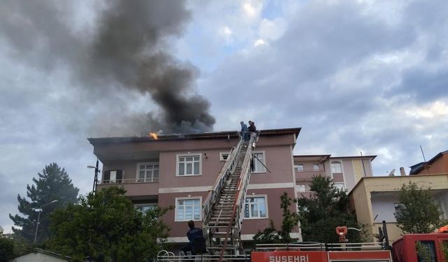 Sivas'ta binanın çatısında yangın