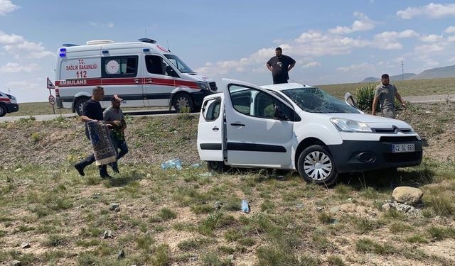 Arka lastiği patlayan araç takla attı