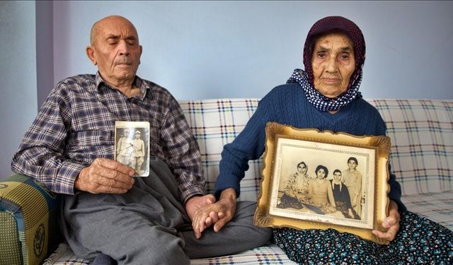 Görme yetisini kaybeden 77 yıllık eşine "ışık" oluyor