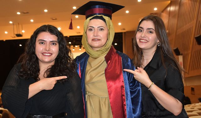 Sivas'ta iki kanseri yenen anne üniversiteyi birincilikle bitirdi