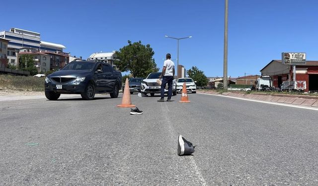 Sivas'ta nakliye kamyonu yayaya çarptı!