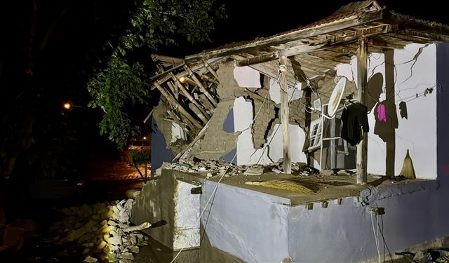 Sel nedeniyle 1 ev çöktü, hasar gören 3 ev boşaltıldı