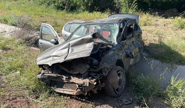 Sivas Yolunda Feci Kaza: Otomobil Bariyerlere Çarpıp Devrildi
