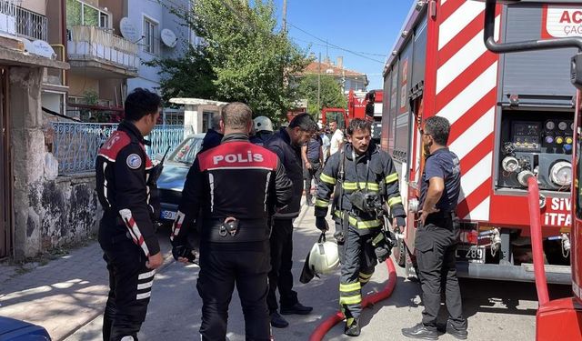 Sivas'ta bodrum katta yangın çıktı! 5 kişi dumandan etkilendi