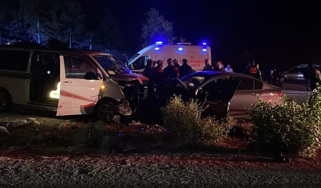 Sivas'ta ters şeride giren minibüs kaza yaptı! 8 Yaralı
