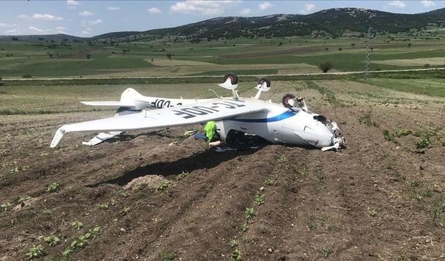 Tarlaya zorunlu iniş yapan eğitim uçağı ters döndü