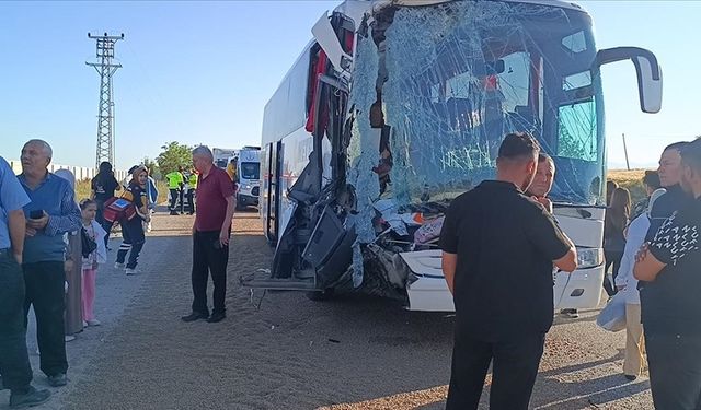 Yolcu otobüsü tıra çarptı! 24 kişi yaralandı