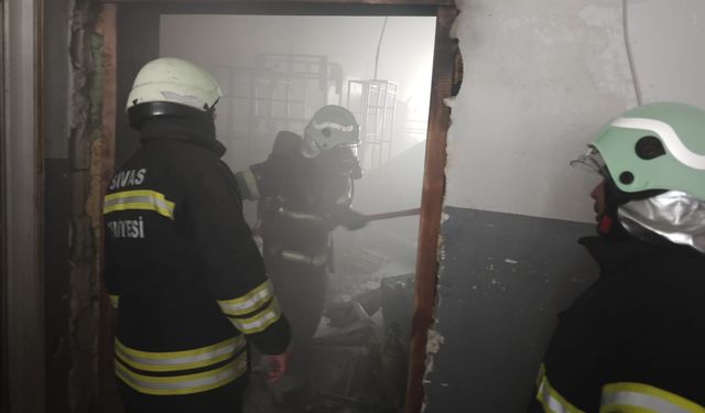 Sivas'ta mobilya imalathanesinde çıkan yangın söndürüldü