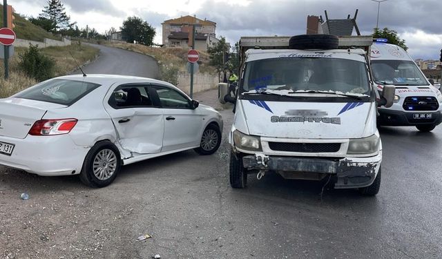 Sivas'ta otomobil ve kamyonet çarpıştı