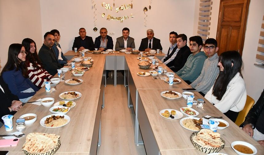 Orucunu öğrencilerle  birlikte açtı