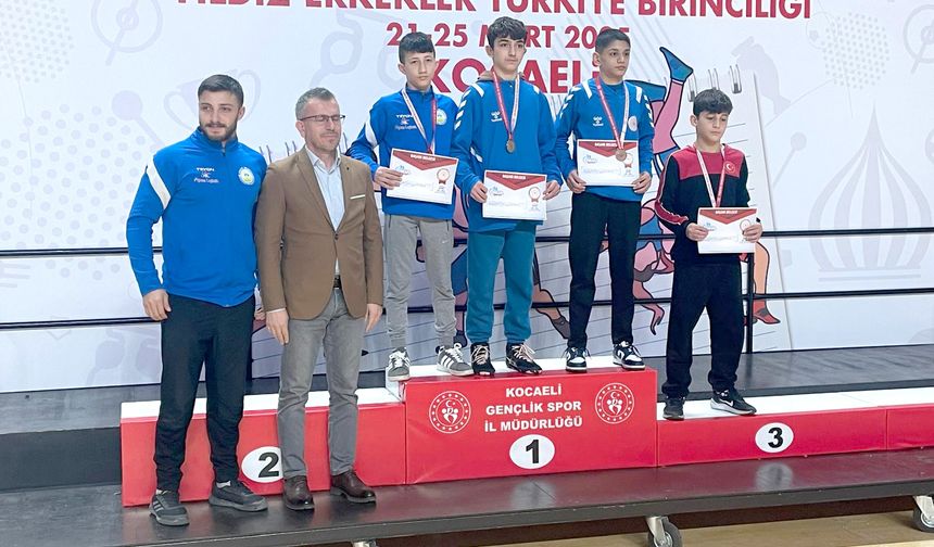 Sivaslı güreşçiler Kocaeli’nde gururlandırdı