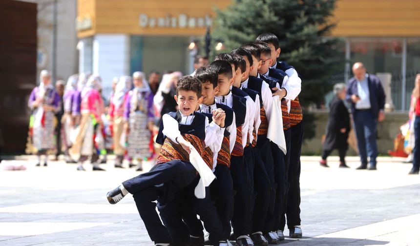 Sivaslılar zorluklara bu halayla direniyor! Sivas Ağırlama Halayının Hikayesi