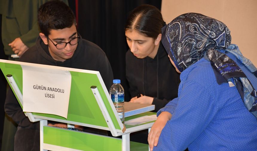 Liseliler kitap okuma yarışmasında ter döktü