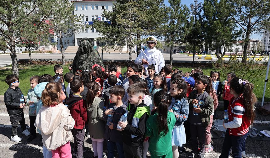 Sivas Jandarma Komutanlığı kapılarını çocuklar için açtı