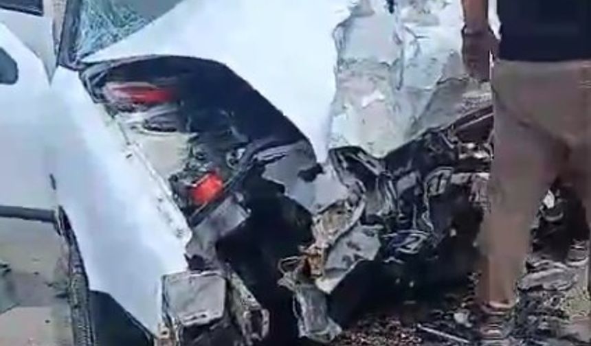 Kavşakta 2 otomobil çarpıştı: 1 ölü, 1 yaralı