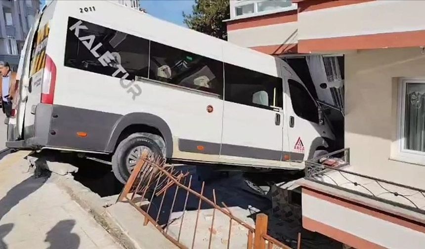 Okul servisi evin balkonuna girdi!