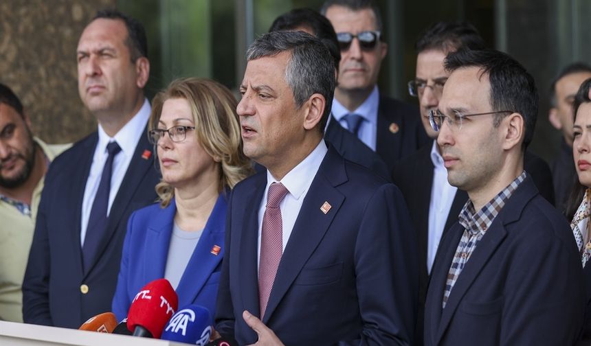 Özgür Özel'den Sırrı Süreyya Önder'in tedavi gördüğü hastaneye ziyaret