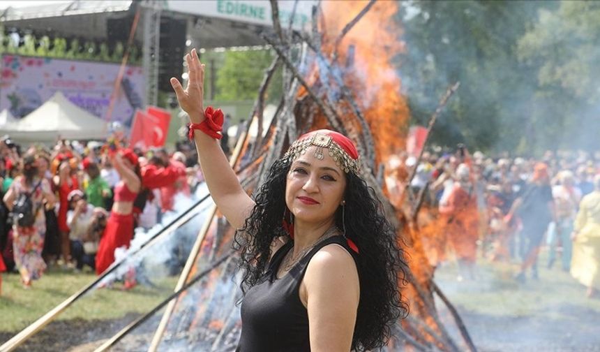 Geleneksel "Kakava ateşi" yakıldı