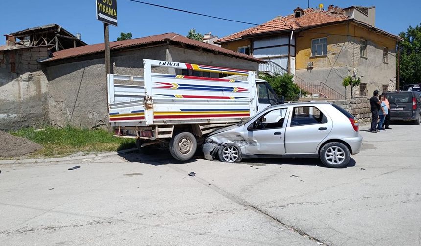 Sivas'ta Trafik Kazası: 3 Çocuk Yaralandı