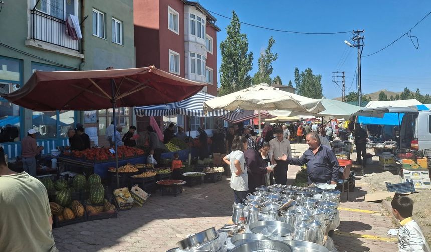 Ulaş'ta semt pazarı yeni yerinde kuruldu