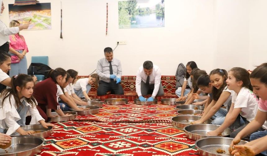 Sivas'ta öğrenciler aileleriyle çiğ köfte yoğurdu