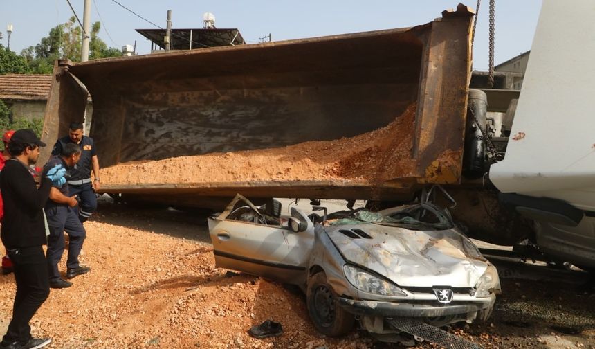 Hafriyat kamyonunun ezdiği otomobilden yaralı kurtuldu