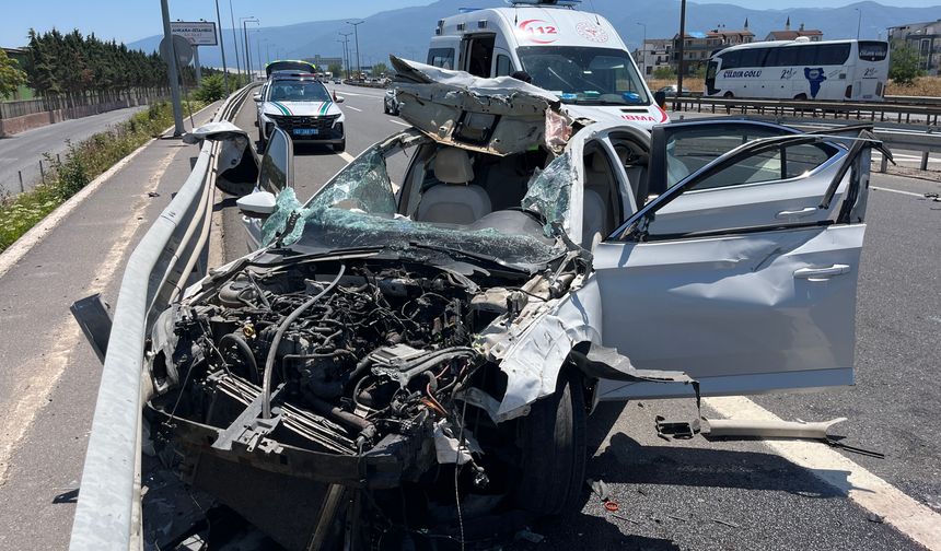 Bariyere çarpan otomobil hurdaya döndü